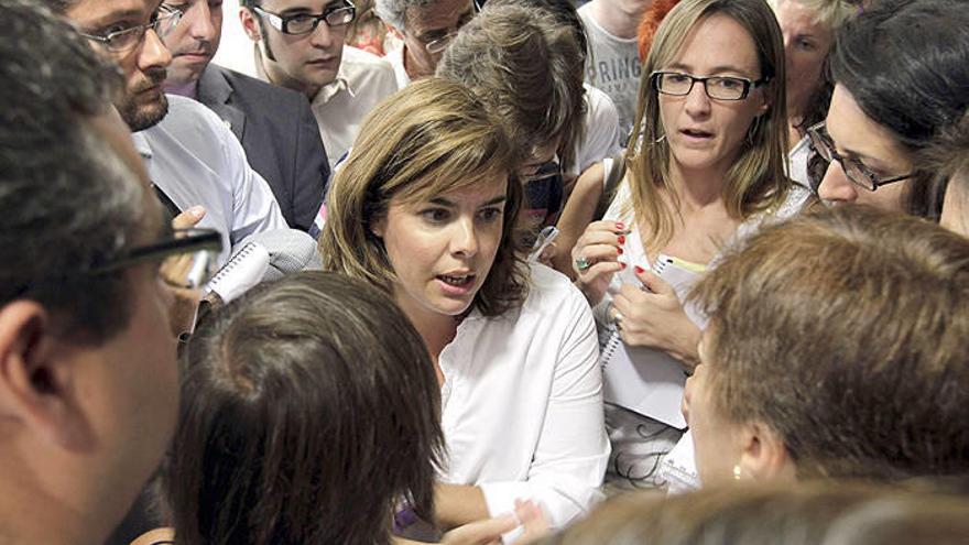 La vicepresidenta del Gobierno, Soraya Sáenz de Santamaría, conversa con un grupo de periodistas.