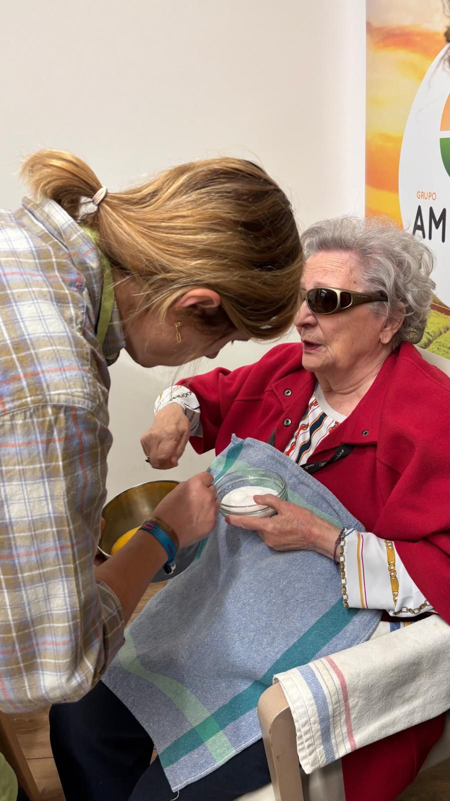 En imágenes: Una tarde de historias, cariño y tortillas con los mayores de Vitoria