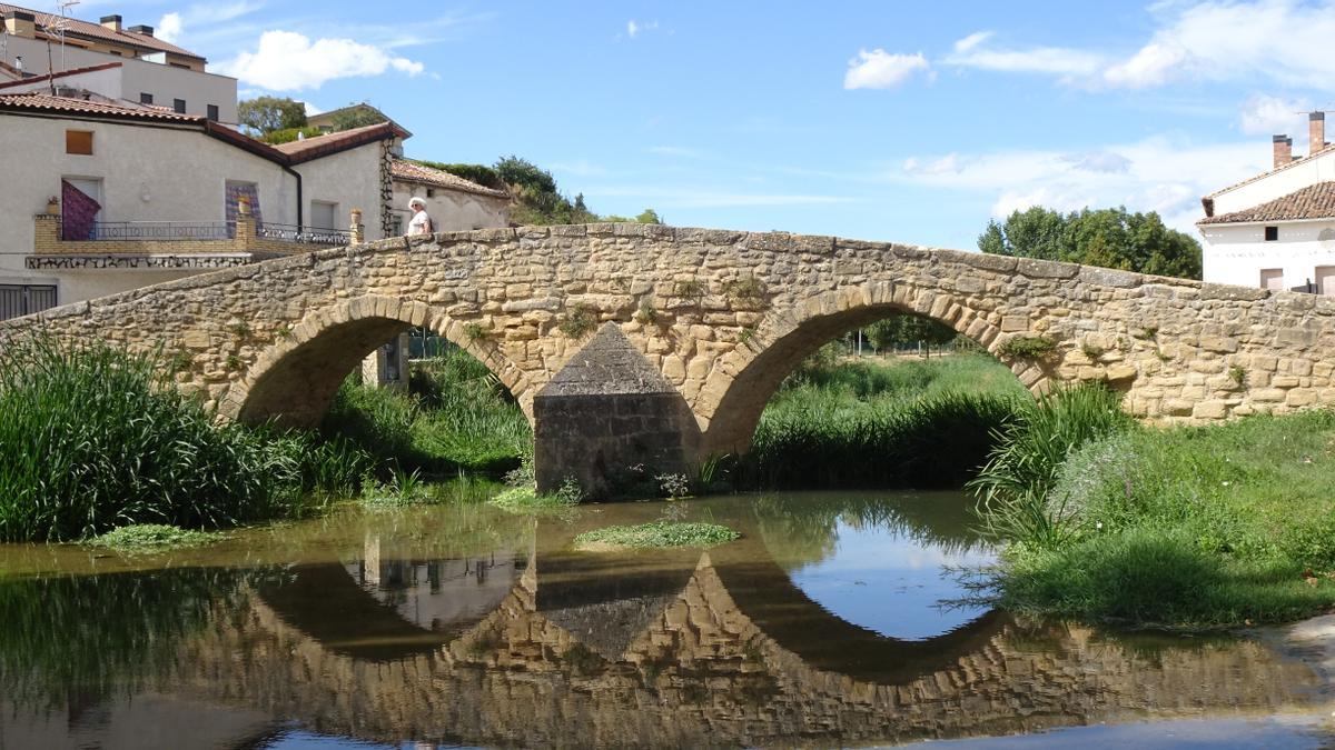 El puente medieval de Villatuerta sobre el río Iranzu que cruzan los peregrinos compostelanos.
