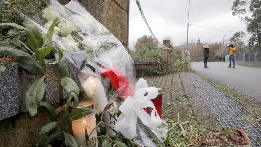 Flores y velas colocadas en la nave industrial de Asados, en Rianxo (A Coruña), donde fue hallado el cuerpo de Diana Quer.