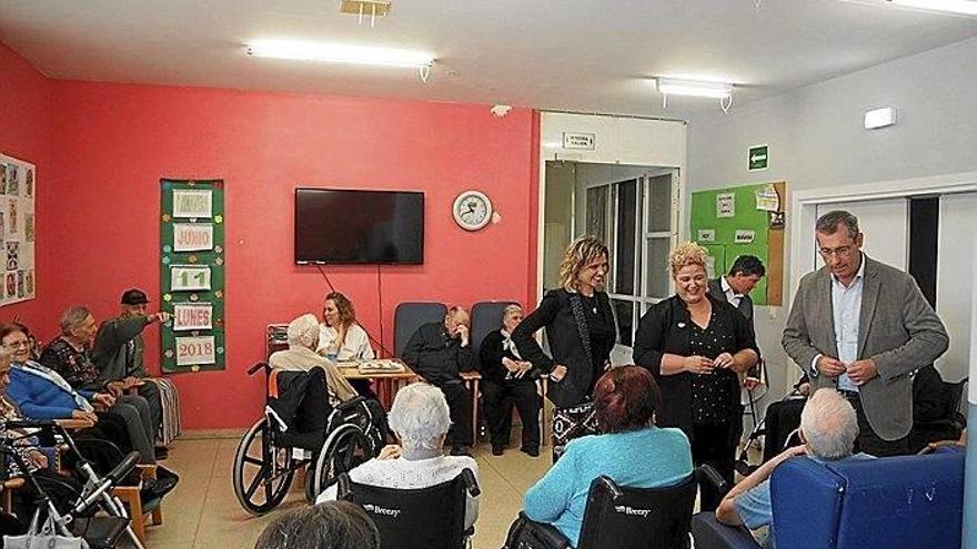 En la sala común de Arangoiti los diputados y el alcalde hablan con los residentes sobre las nuevas plazas.