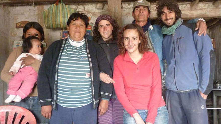 Laura Hiudobro, Aitziber Uribe y Javi Pérez, voluntarios de SETEM, con la familia de acogida en Argentina.