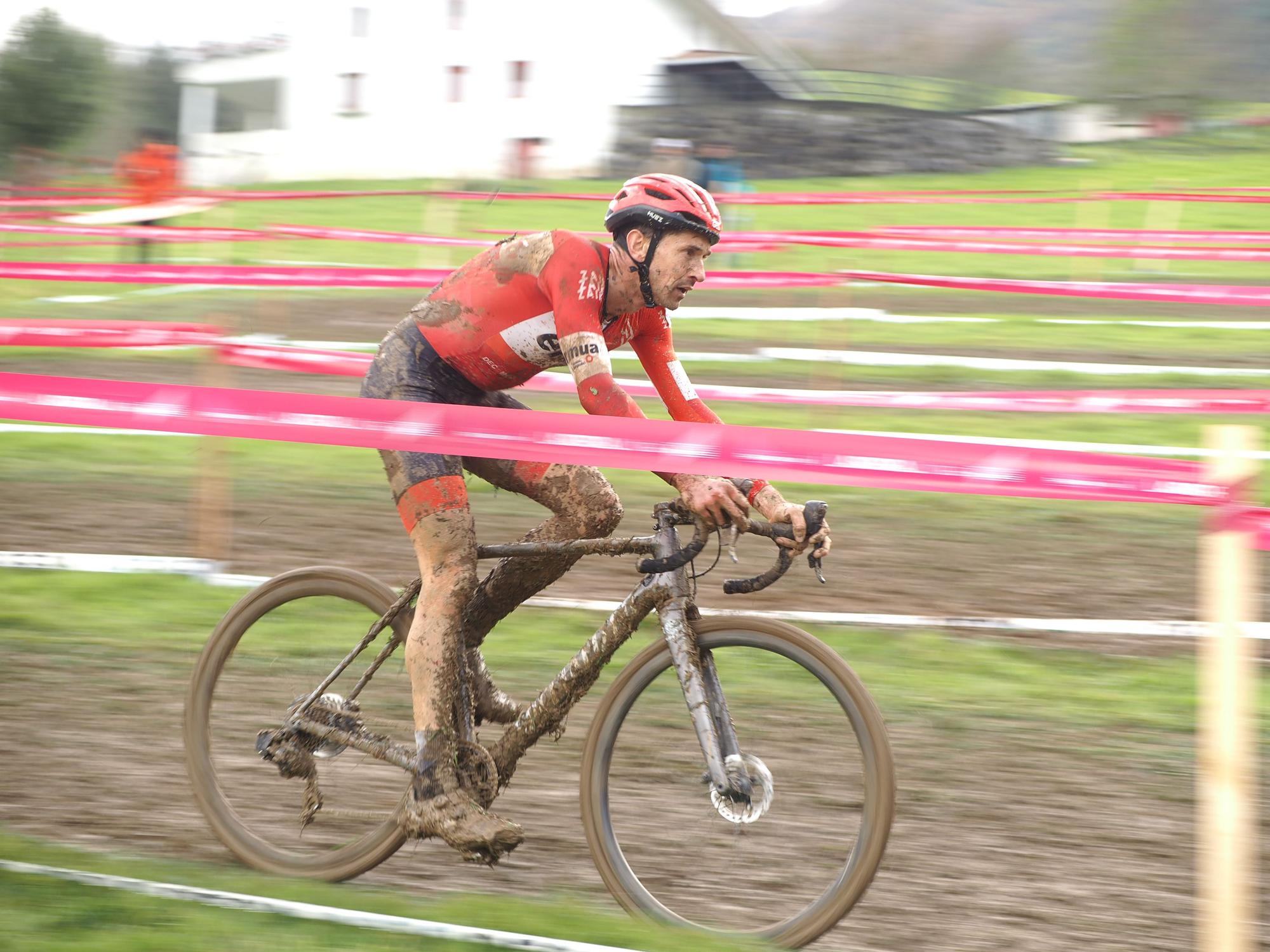 El barro se sumó al espectáculo de ciclocross en Elgoibar