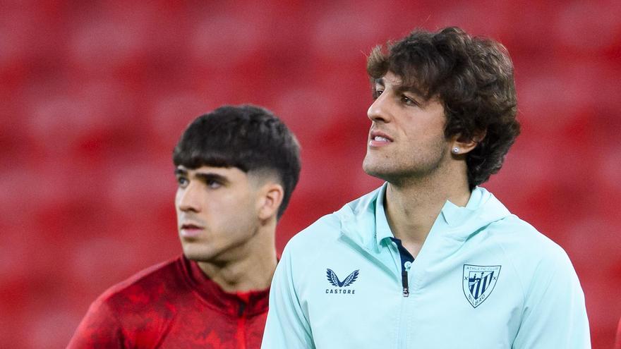 Unai Gómez, titular esta noche, sobre el césped de San Mamés