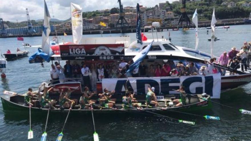 Los chicos de Hondarribia tras ganar la bandera de Pasaia.