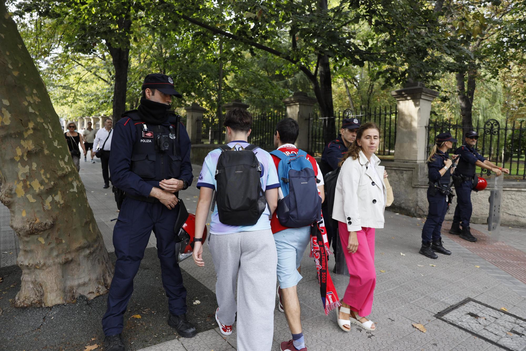 En imágenes: los aficionados del Arsenal y el Athletic calienta motores antes del primer partido de la Champions en San Mamés