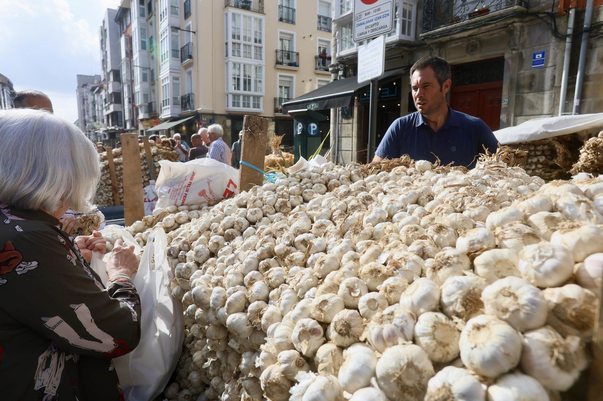 En imágenes: La feria de ajos atrae a los vitorianos un año más
