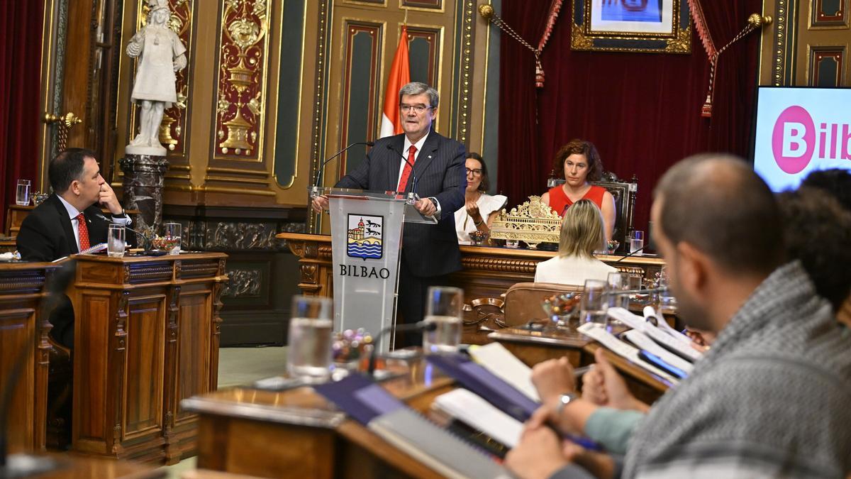 Aburto, durante su intervención, bajo la atenta mirada de concejales como Xabier Jiménez, de Elkarrekin Bilbao, que ha portado un pañuelo palestino.