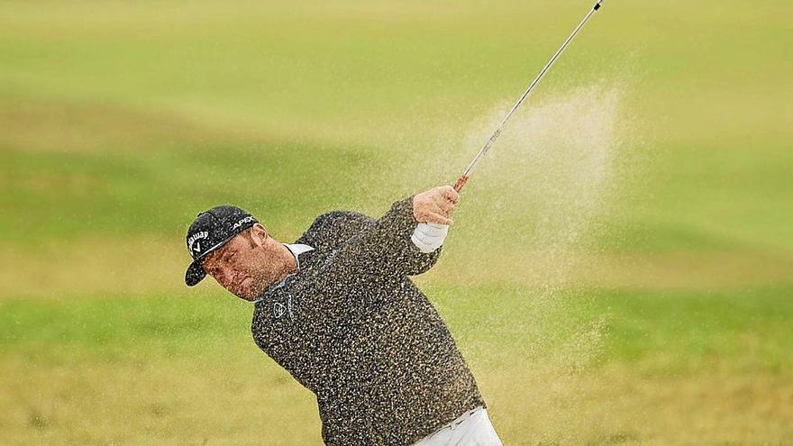 Jon Rahm saca su bola de uno de los bunkeres de Torrey Pines, un gesto muy repetido ayer. Foto: Afp