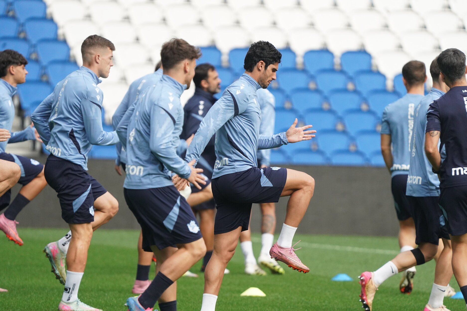 El entrenamiento de la Real a puerta abierta en Anoeta, en imágenes