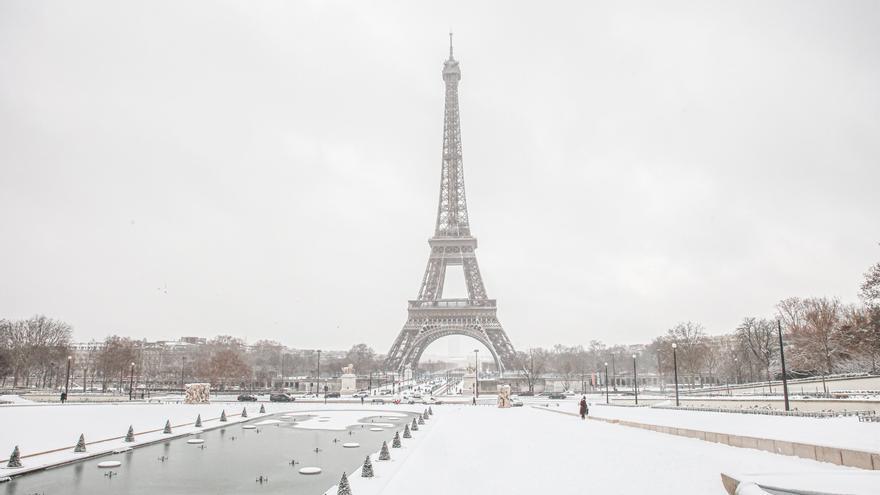 La nieve colapsa Francia: atascos interminables de hasta 1.600 km y cientos de vuelos suspendidos
