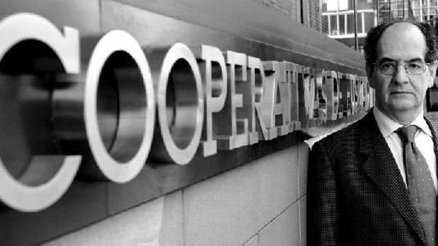 Juanmari Concha, en el exterior de la sede que la Federación de Cooperativas Erkide tiene en Vitoria.