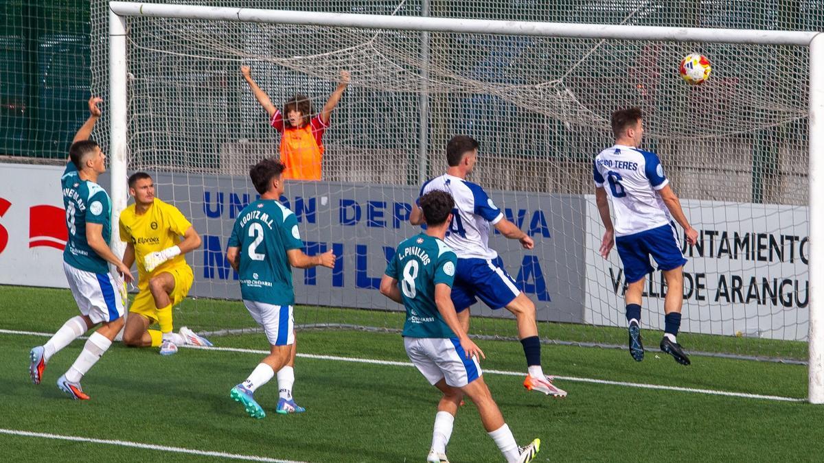 Hugo Teres cabeceando el balón a portería mientras un recogepelotas ya celebra el gol.