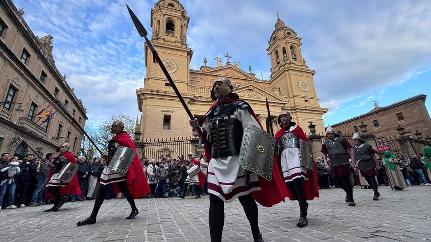 Pamplona recupera el esplendor de la Procesión del Santo Entierro tras dos años de ausencia por la lluvia
