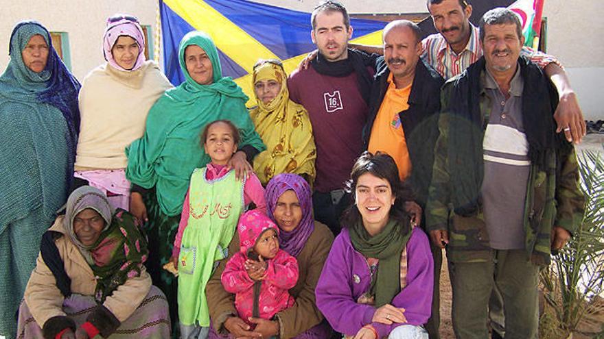 Los concejales Alain Goldaraz y Sonio Huidobro posan con varios saharauis