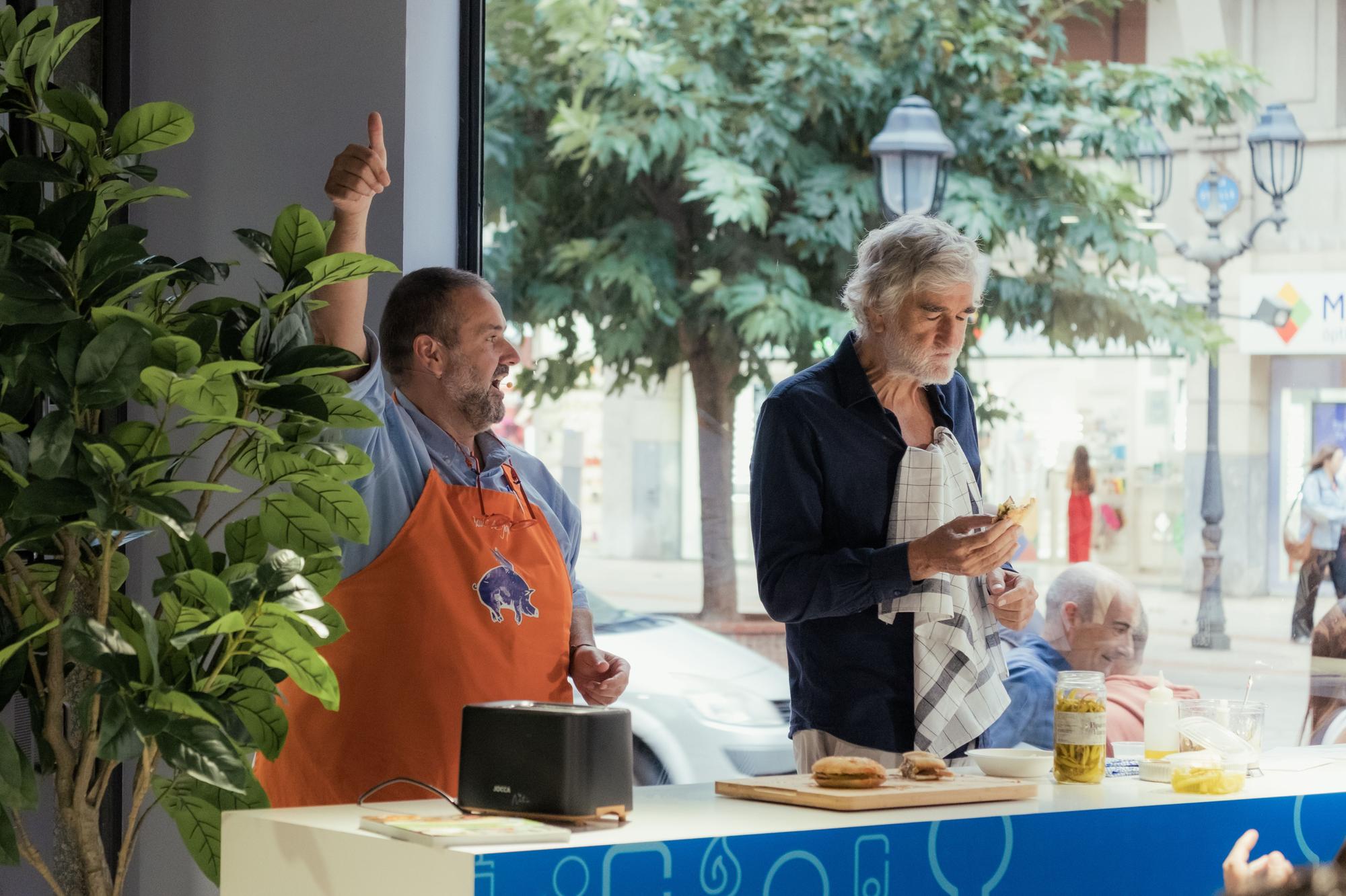 El primero en probar el 'Pintxo Endesa' en la nueva tienda de Bilbao fue Juanma López Iturriaga
