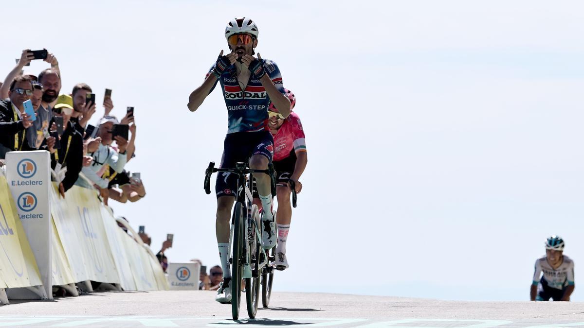 Valentin Paret-Peintre festeja la victoria en el Mont Ventoux.