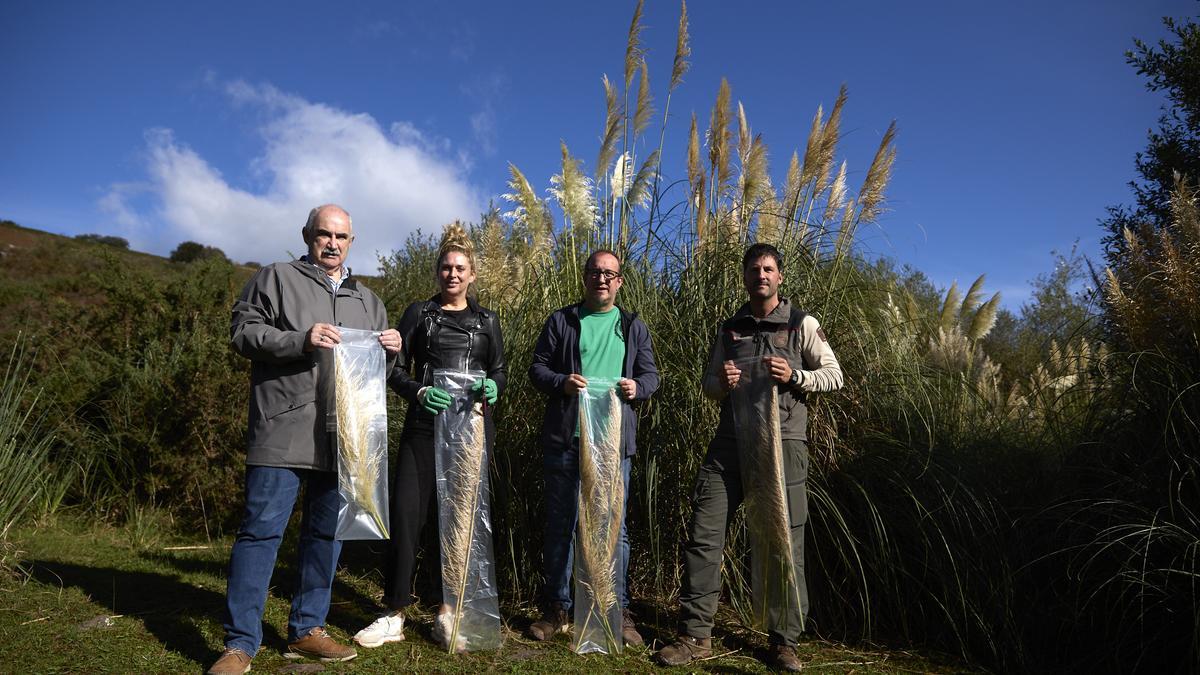 De izquierda a derecha: el consejero Aierdi; la artista Monika Aranda; el alcalde de Baztan, Fernando Anbustegi; y un guarda forestal de la zona.
