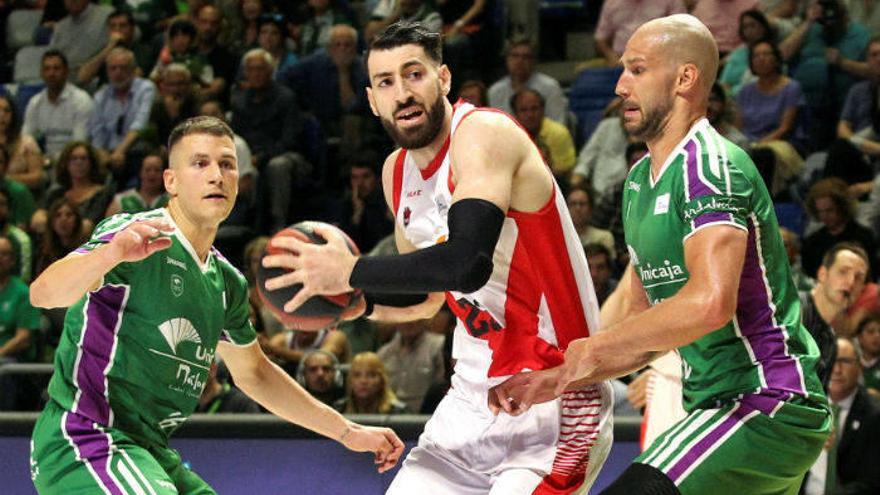 El pívot georgiano de Baskonia Tornike Shengelia (c) avanza con el balón entre el serbio Nemanja Nedovic.