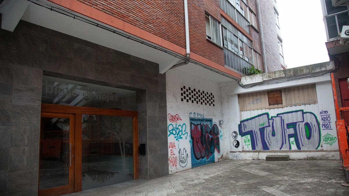 Imagen del local de la calle Diego de Rojas que acogerá el LAR de Zaramaga antes de las obras