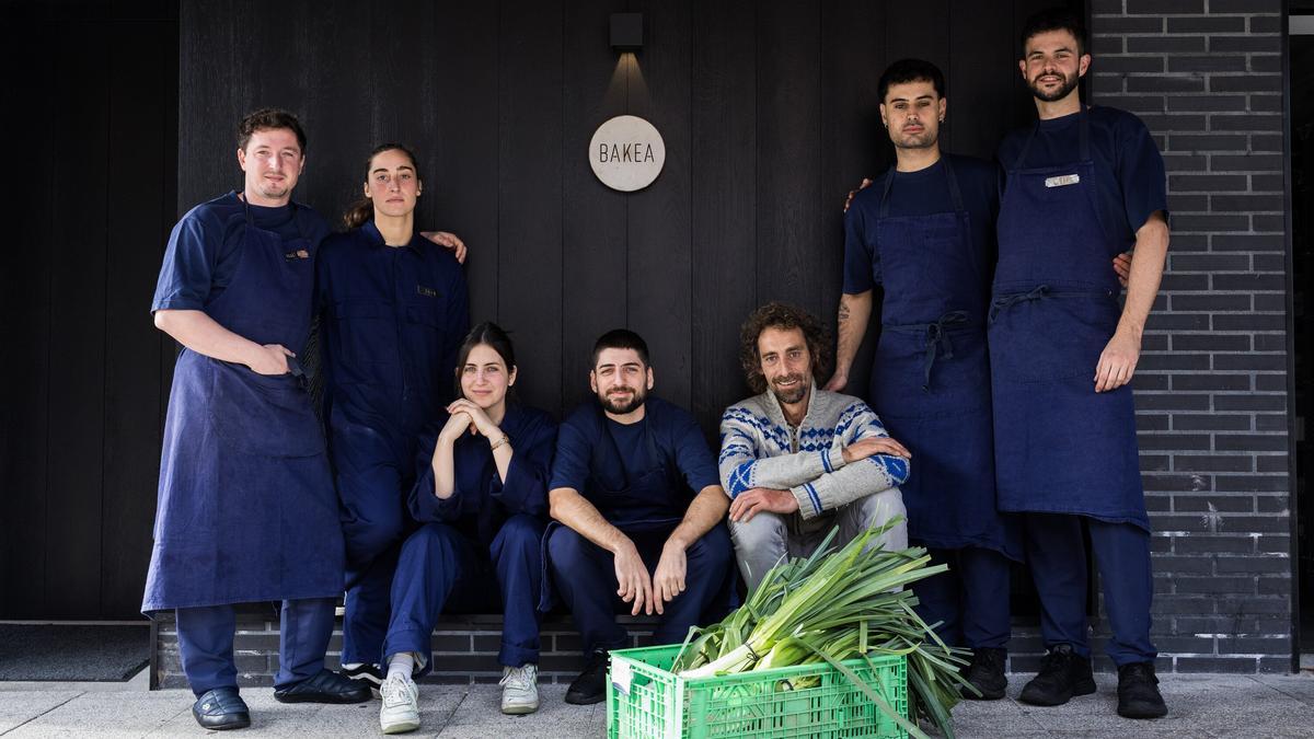 El chef de Bakea compartió la jornada con la gente del pueblo y solo abrió una parte del establecimiento.