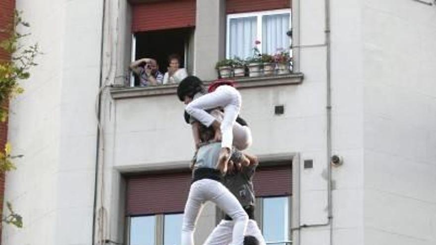 Los &#039;castellers&#039; de Sants rozan  el cielo y enamoran en Bilbao
