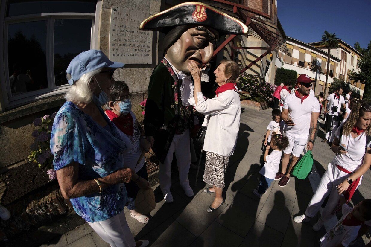 La comparsa de gigantes y cabezudos visita la Casa de la Misericordia