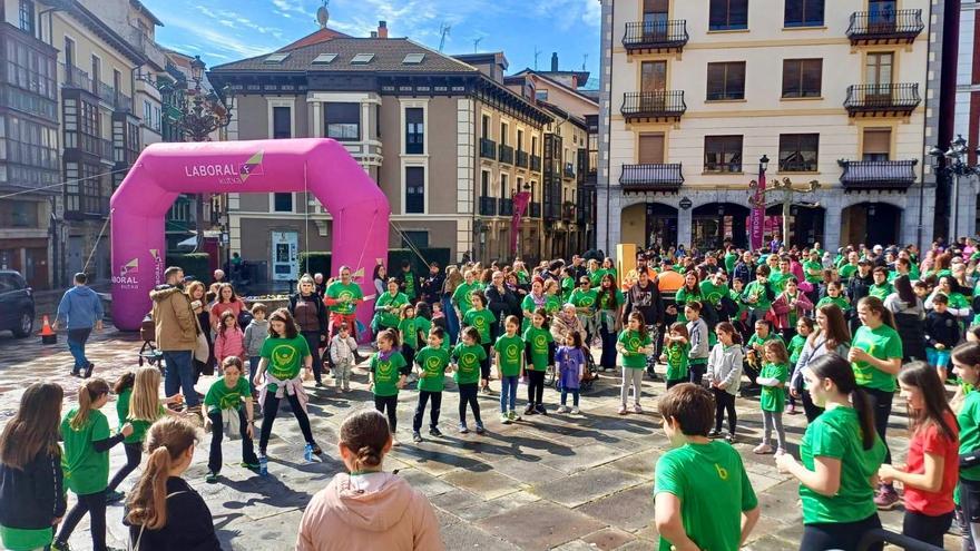 Más de 500 personas se suman a la marcha de la mujer de Balmaseda