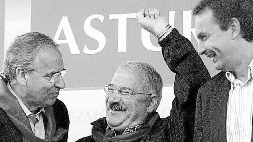 José Ángel Fernández Villa, entre Alfonso Guerra y el expresidente José Luis Rodríguez Zapatero.
