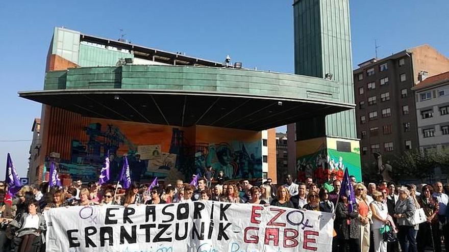Barakaldo muestra su repulsa por la última agresión sexista