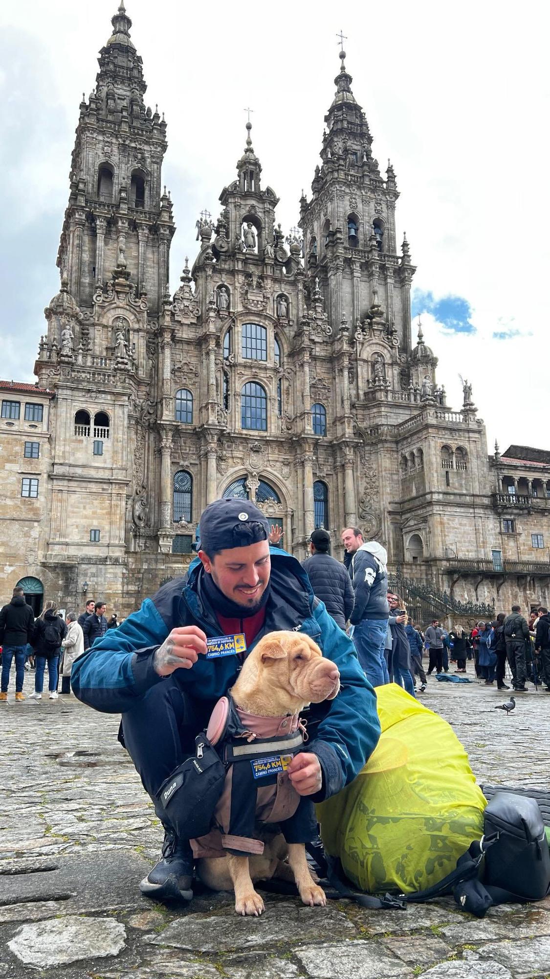Andrés Harthman, junto con Duna, en su llegada a la catedral de Santiago de Compostela.