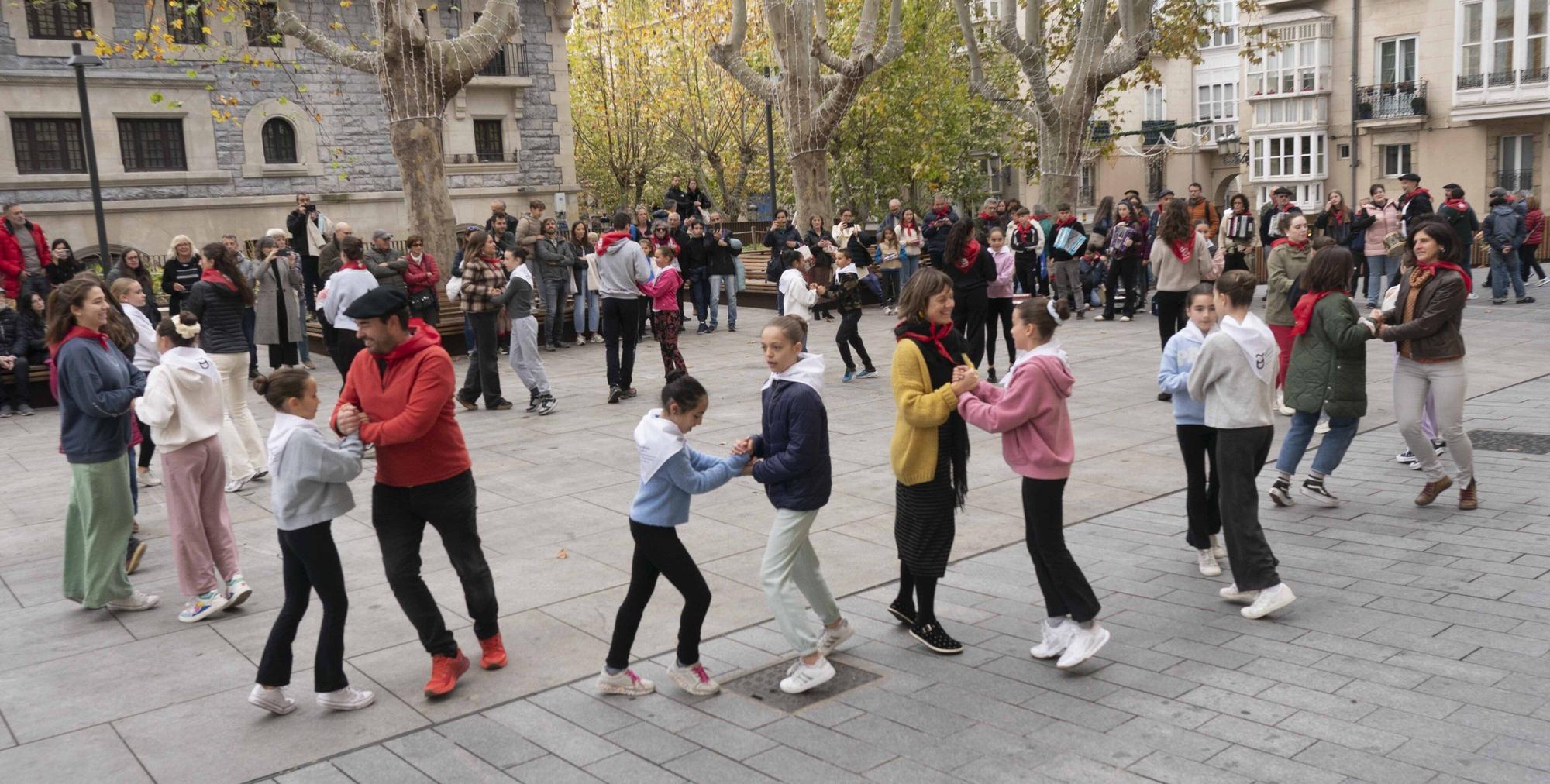 En imágenes: Kalejira por el centro de Vitoria del Aintzina Folk