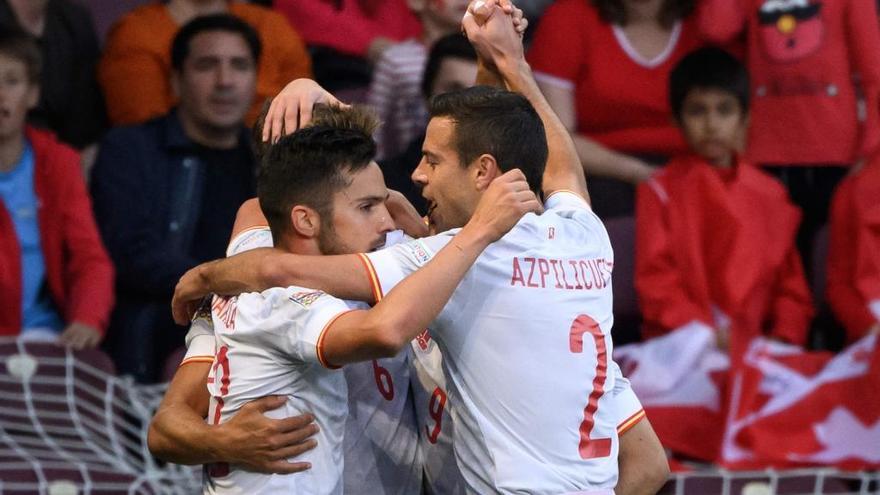 Varios jugadores de España celebran el gol de Sarabia.