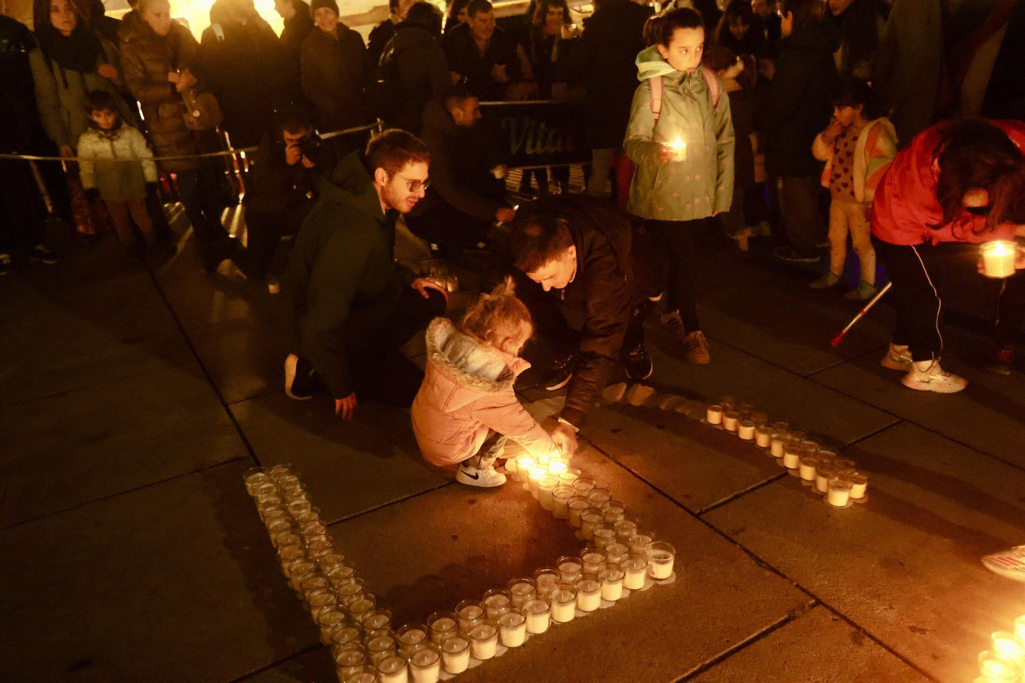 En imágenes: Encendido de 365 velas en la plaza de la Virgen Blanca para reivindicar el euskera