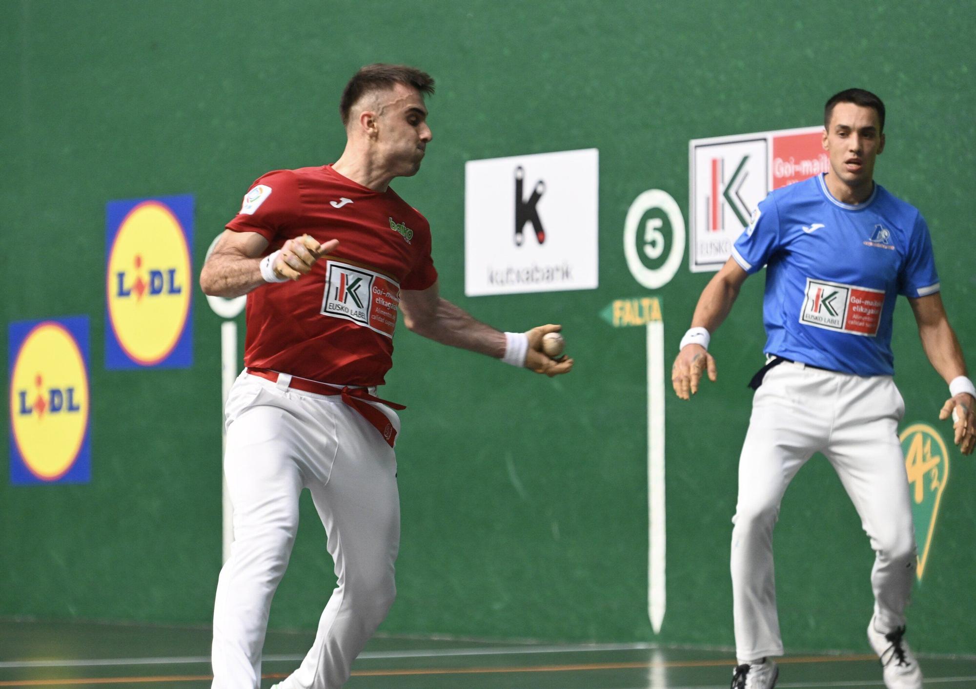 Javier Zabala vence a Jon Ander Peña en la segunda jornada de la liguilla de cuartos de final del Cuatro y Medio en Tolosa.