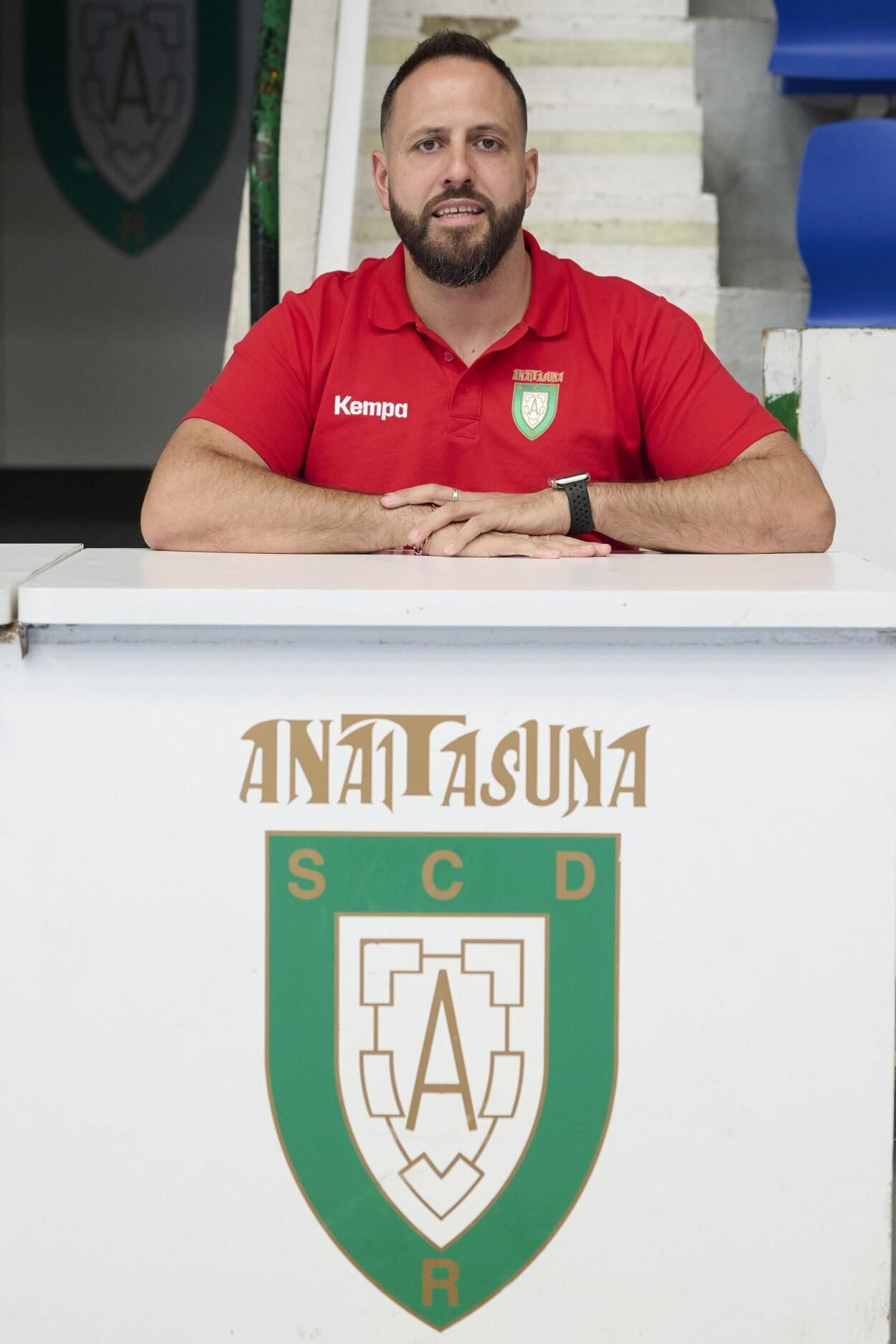 El técnico de Anaitasuna, en la pista del pabellón Anaitasuna.