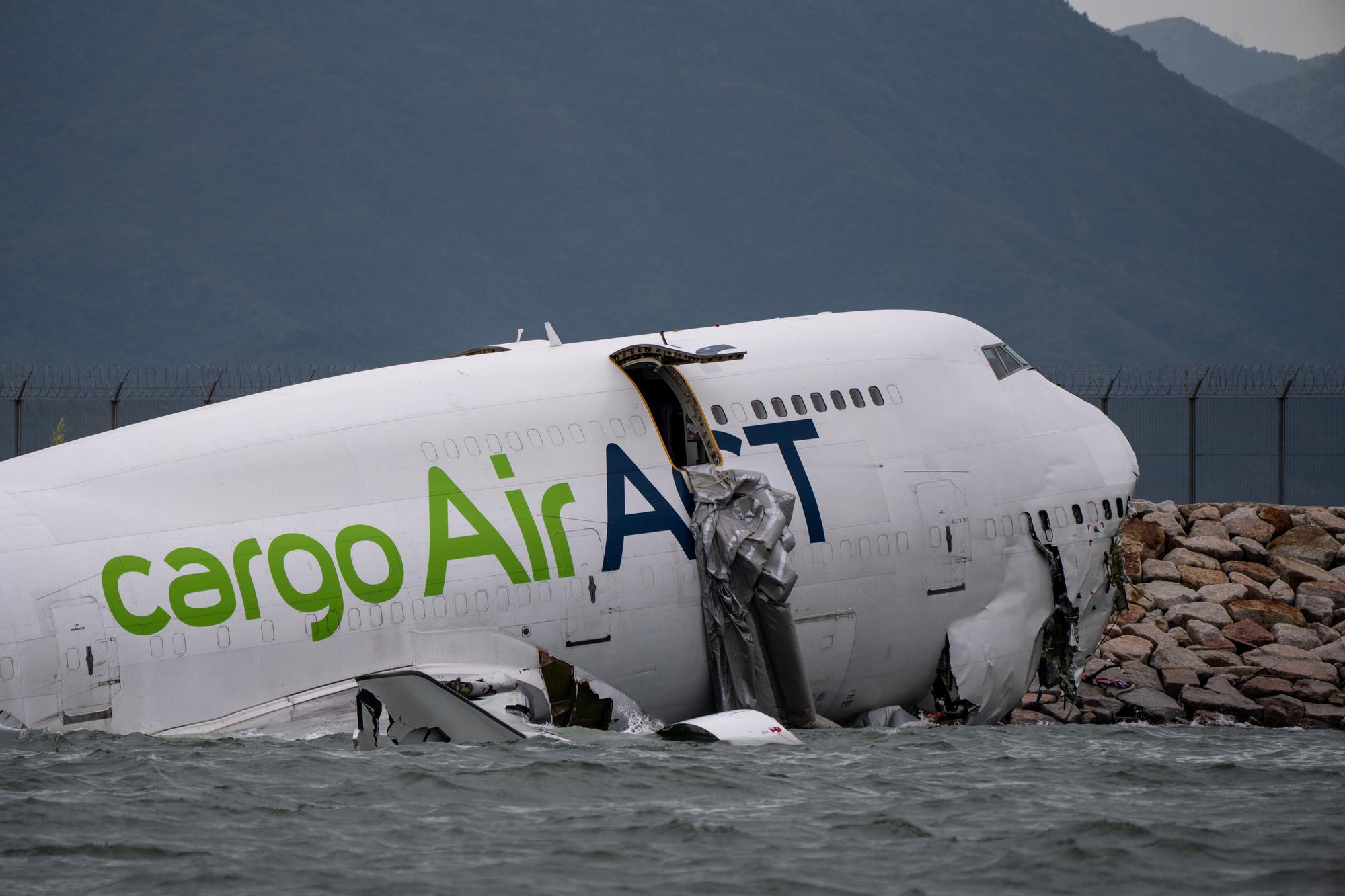 En imágenes: Un Boeing 747-481 de carga pierde el control y cae al mar al aterrizar en Hong Kong