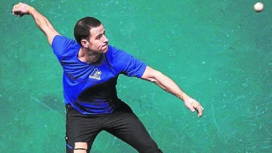 Abel Barriola golpea con la derecha en un ensayo en el Labrit de Iruñea.