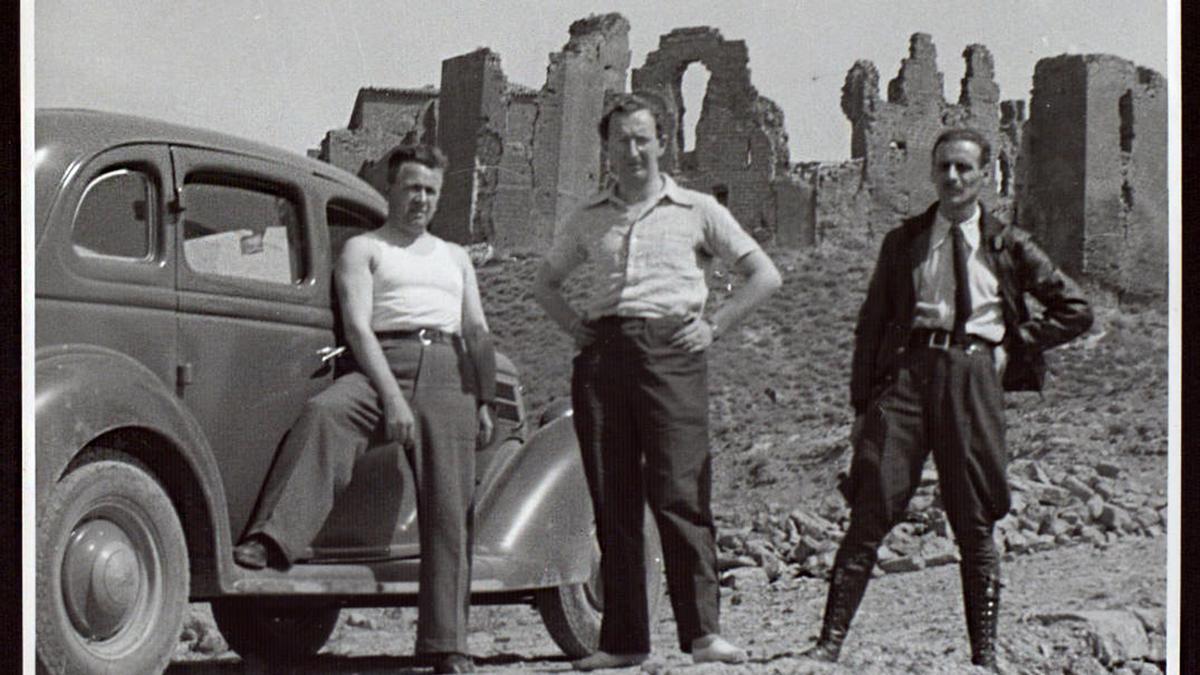 El príncipe alemán, en el centro de la imagen, en Aragón en 1937.