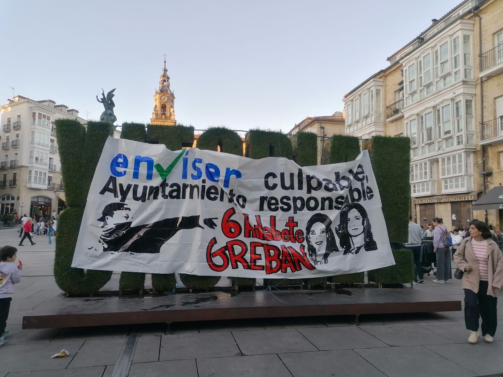 En imágenes: Los jardineros de Vitoria cumplen seis meses de huelga con una manifestación