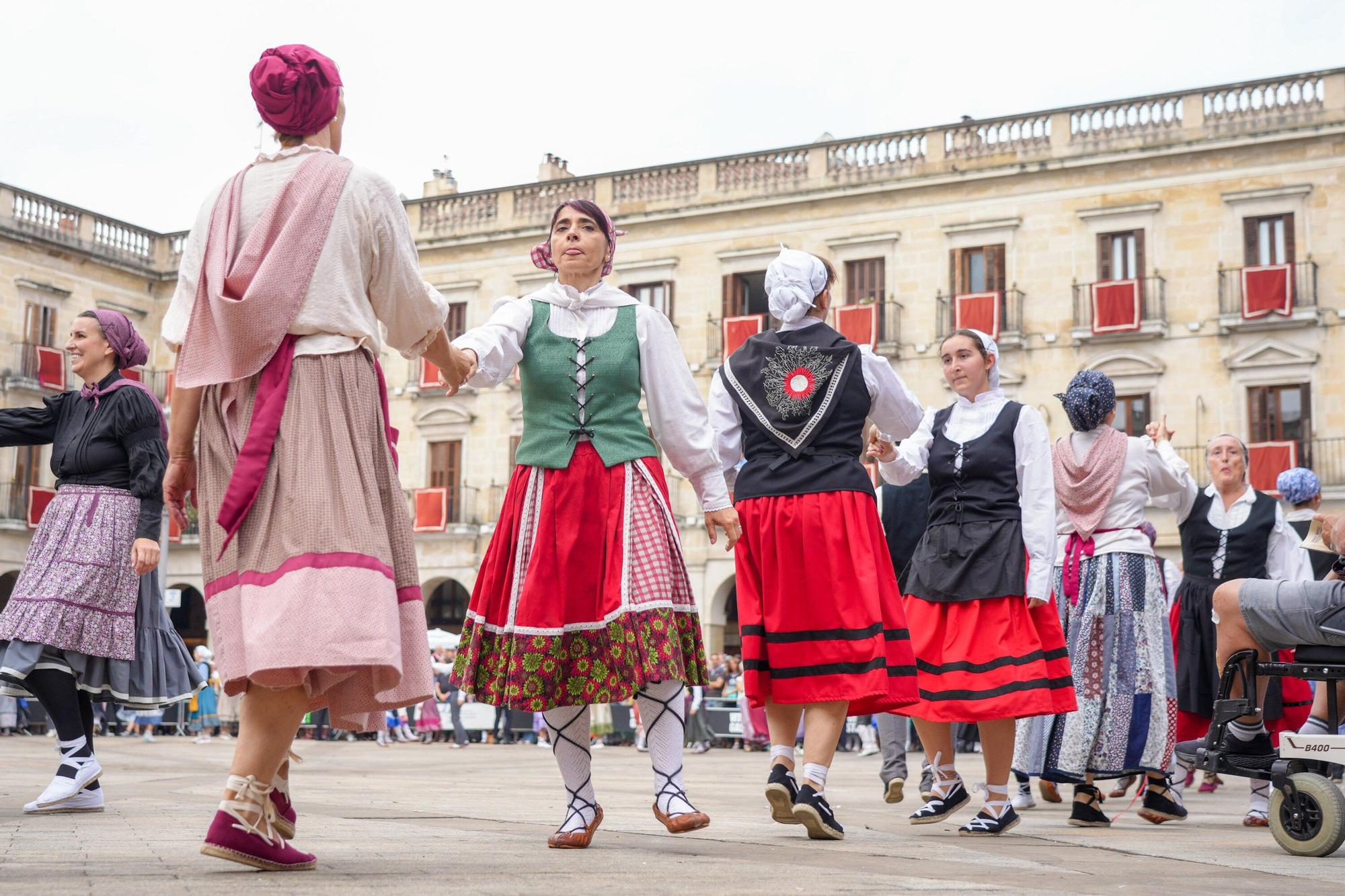 En imágenes: Los dantzaris se adueñan de la Plaza Nueva en el tradicional Zortziko