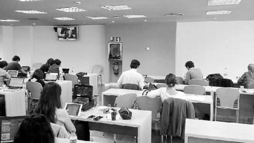 Los periodistas escuchan la declaración de la testigo desde la sala de prensa de la Audiencia Nacional.