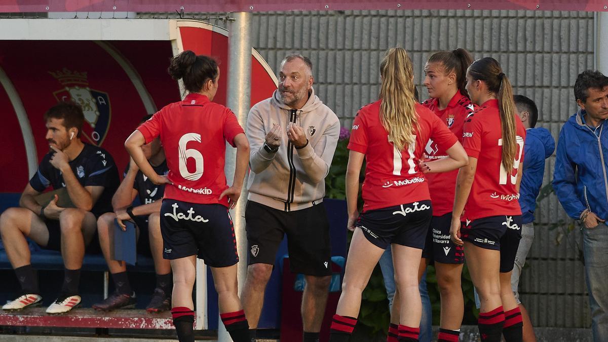 Josu Domínguez habla con sus jugadoras en una pausa de la Copa Sentimiento.