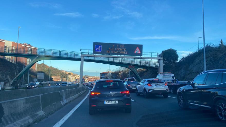 Cuatro accidentes han complicado el tráfico la mañana de este martes en Bizkaia