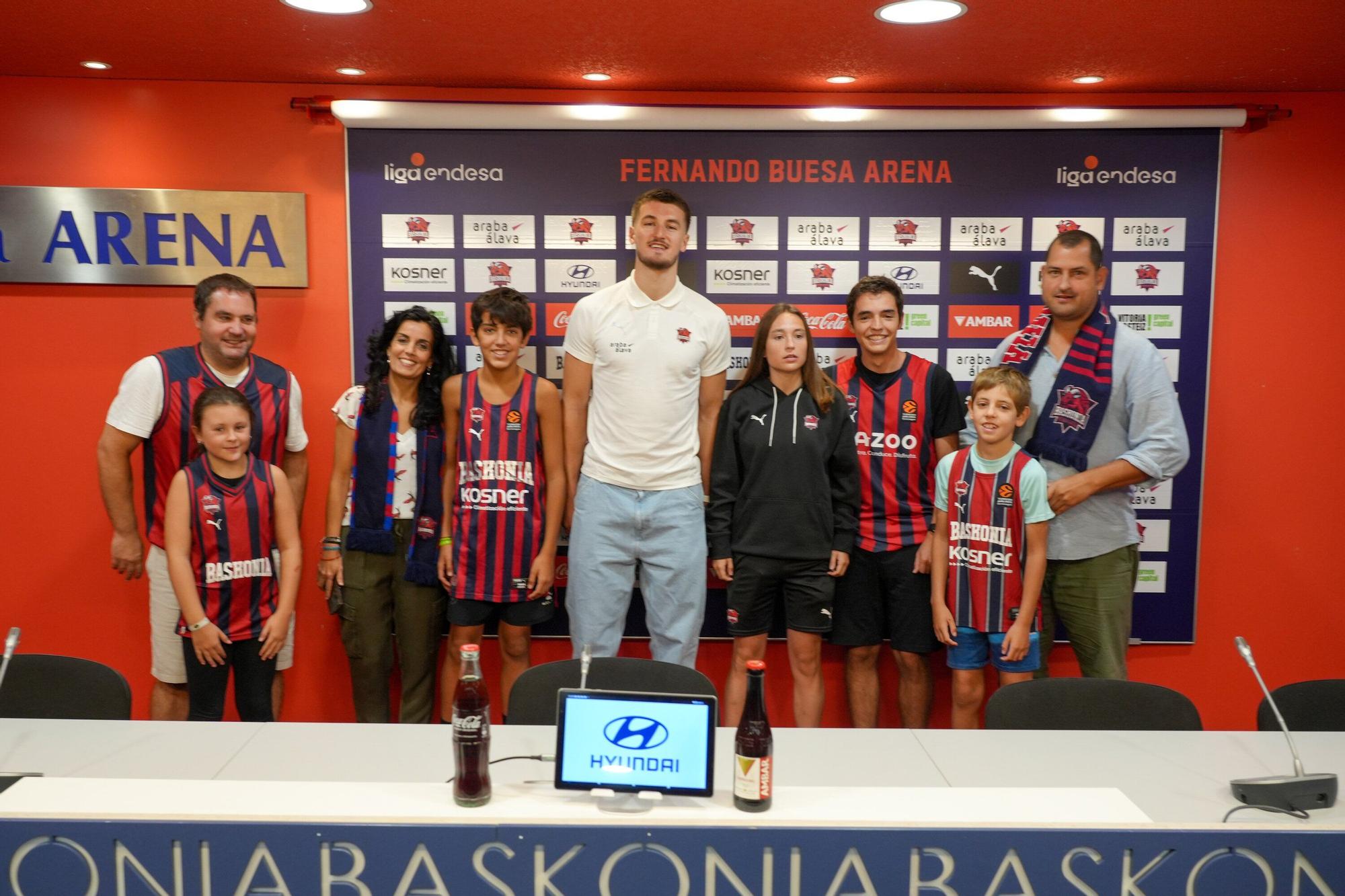 En imágenes: Presentación de Clément Frisch como jugador del Baskonia