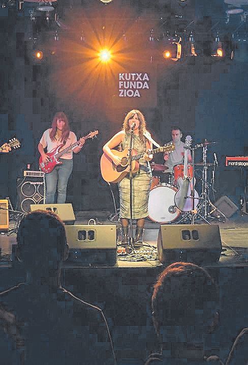 ‘Aurrera begira’ diskoa kaleratu berri du Aria taldeak.