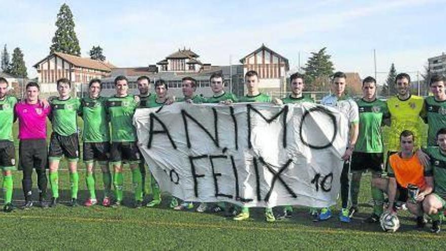 La plantilla del Beti Onak anima a Félix Oscoz