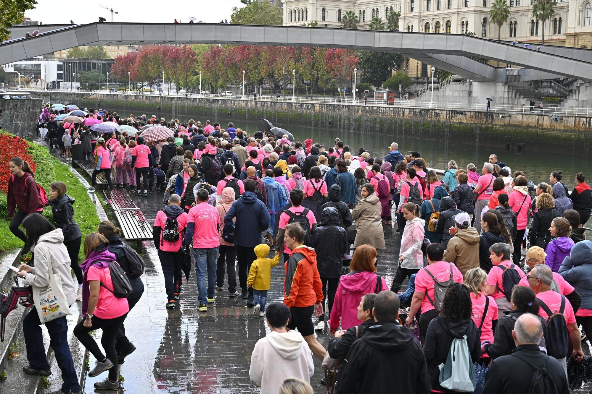 En imágenes: los paraguas tiñen la marea rosa de Bilbao