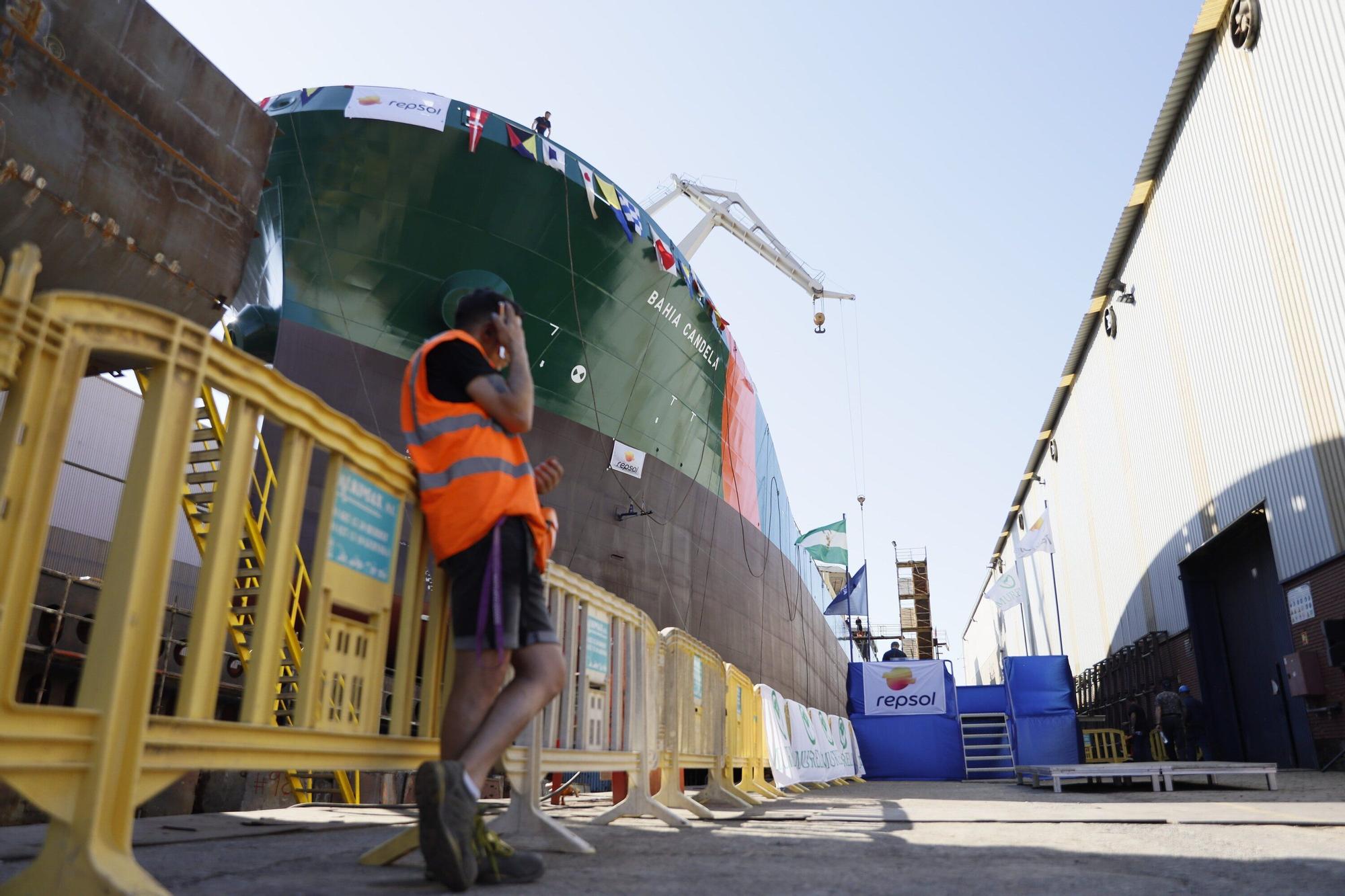 En imágenes: Murueta bota en Erandio un barco de transporte de combustible