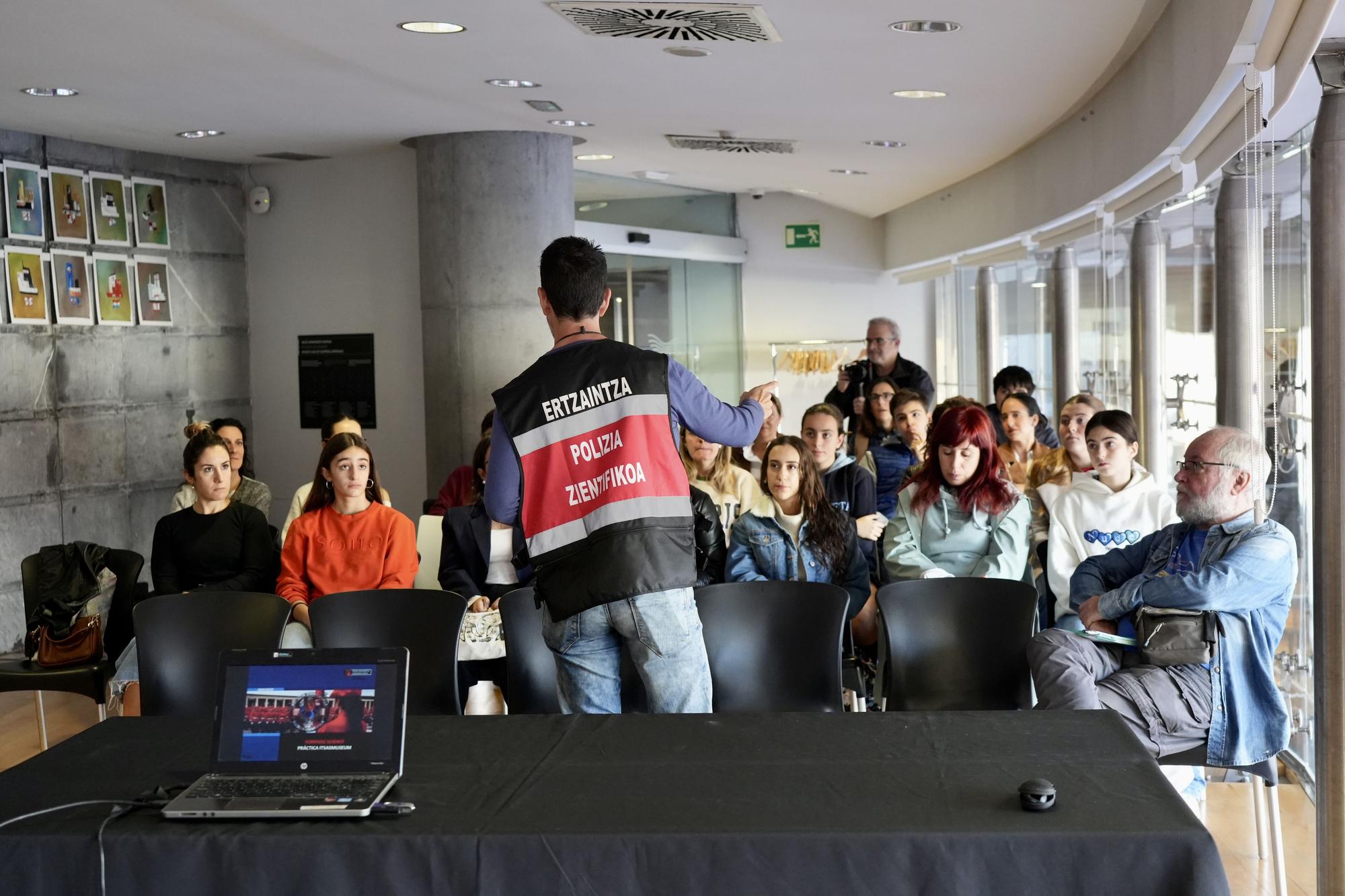 Estudiantes de Secundaria se convierten en policías forenses en Itsasmuseum